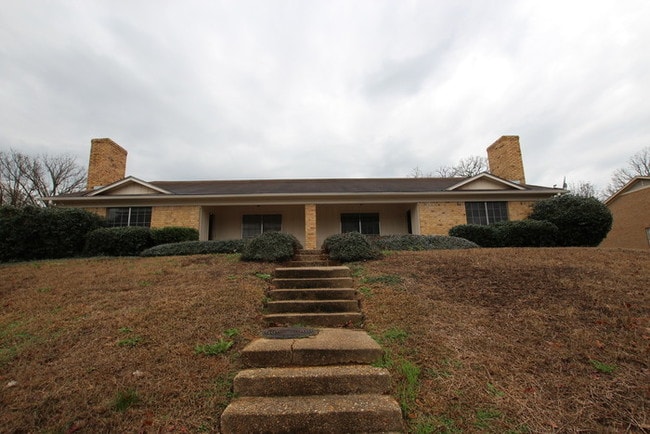 Building Photo - Newer Remodeled Duplex in the heart of Tyler!