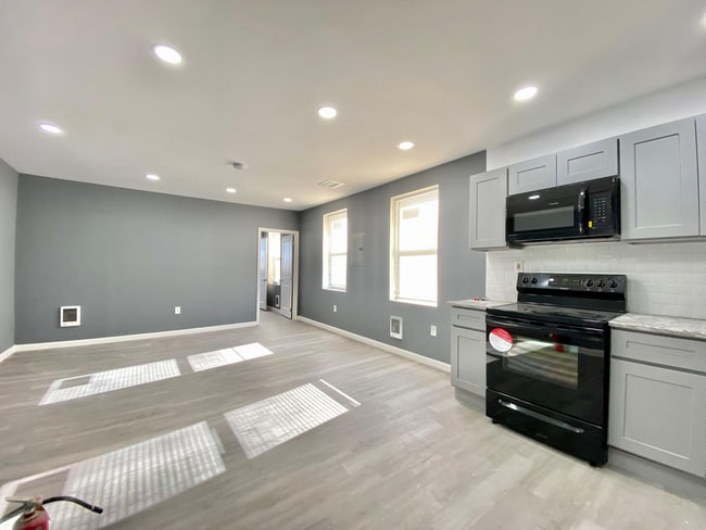 Building Photo - 2 bed/1 bath apartment for rent available ...