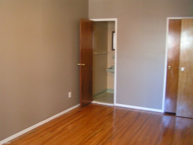 Foto del edificio - 3 br, 1.5 bath  - 223 Bay Ridge Pkwy Top Fl.