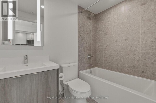 Photo du bâtiment - 60 Central Park Roadway