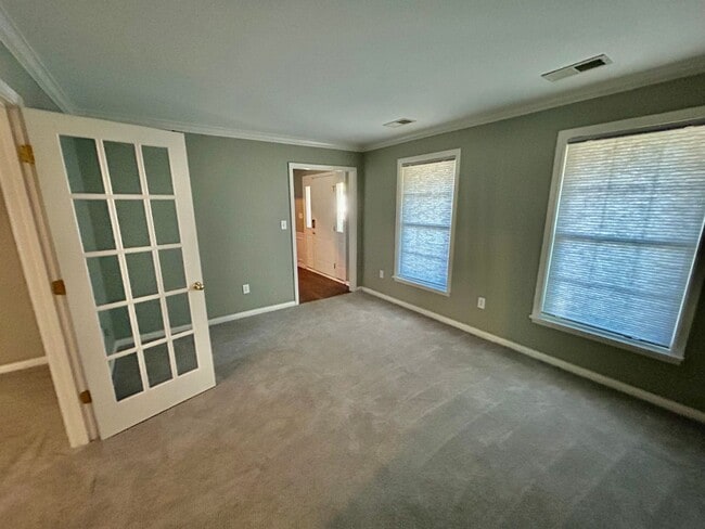 Foto del edificio - MOVE IN NOW OCTOBER RENT FREE -Spacious 4 ...