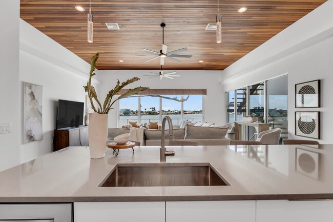 Building Photo - 905 Bay Point Dr