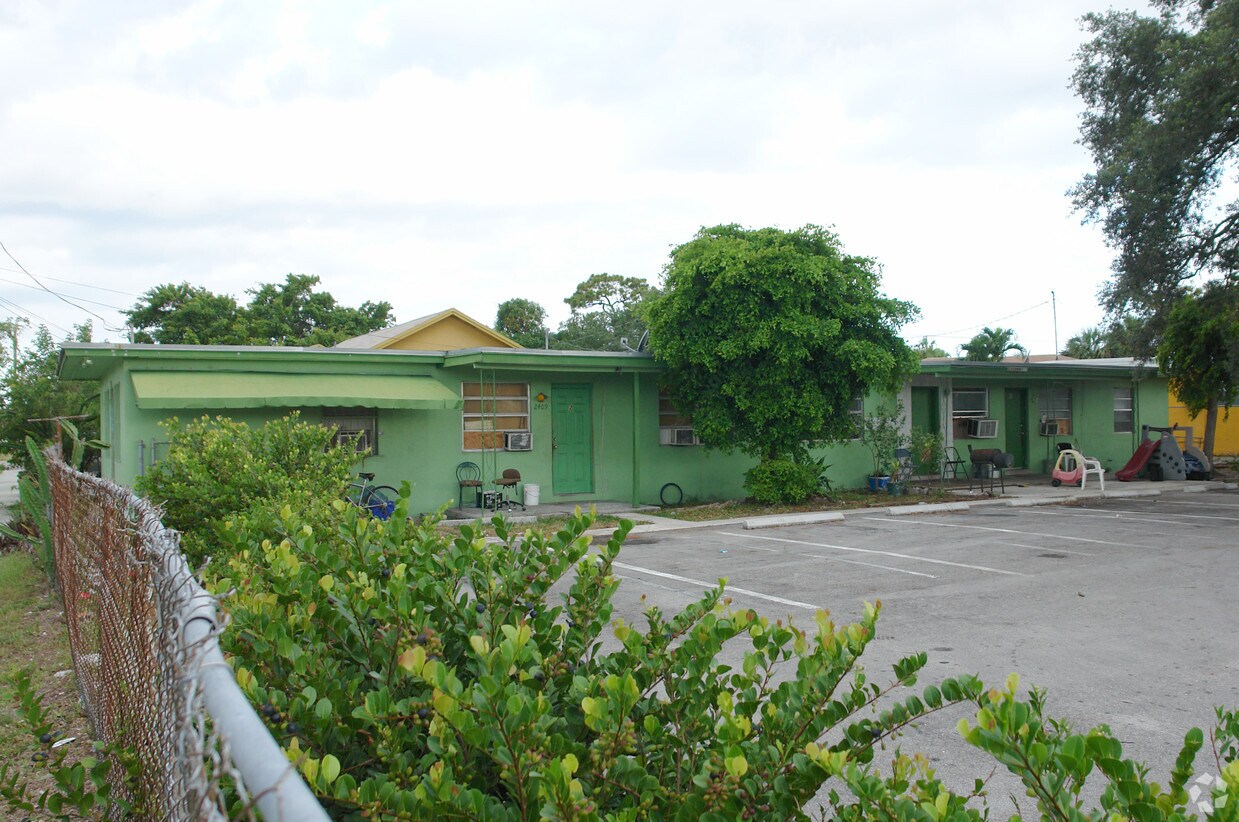 Foto del edificio - 2409 NW 8th St