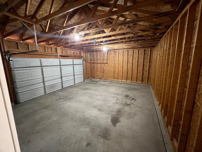 Building Photo - 3 Bedroom 2 bath 2 car garage house
