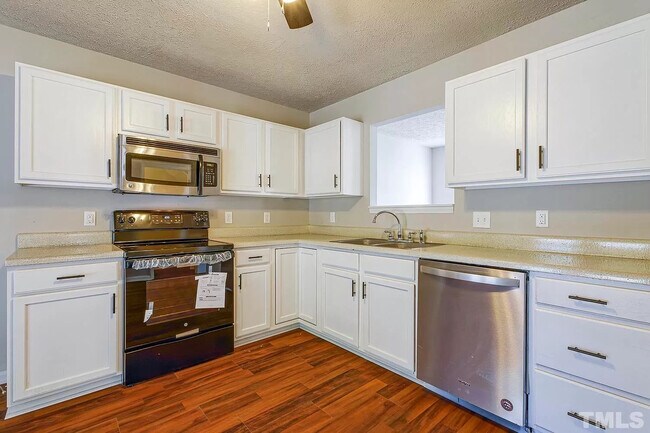 Foto del edificio - Room in Single Family Home on Sana Ct