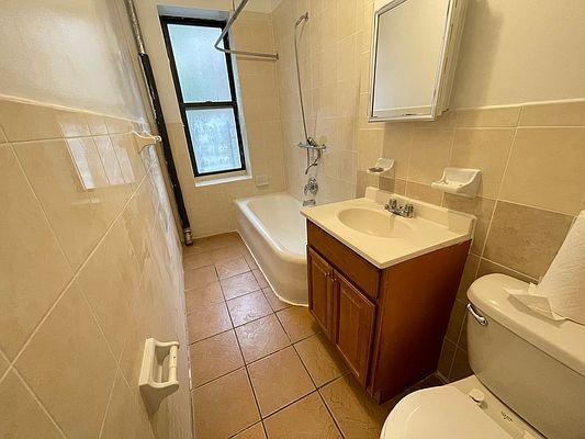 Foto del edificio - 2 bedroom in BRONX NY 10467