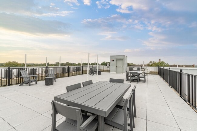 Foto del edificio - 6604 Ridge Ave
