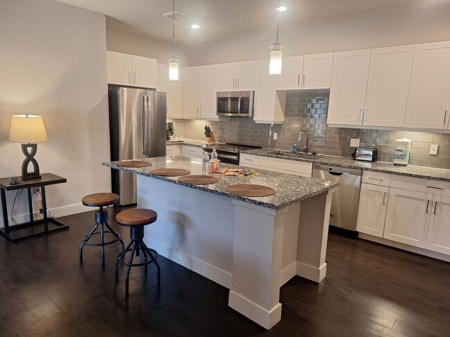 Building Photo - 8630 S Oak Cir