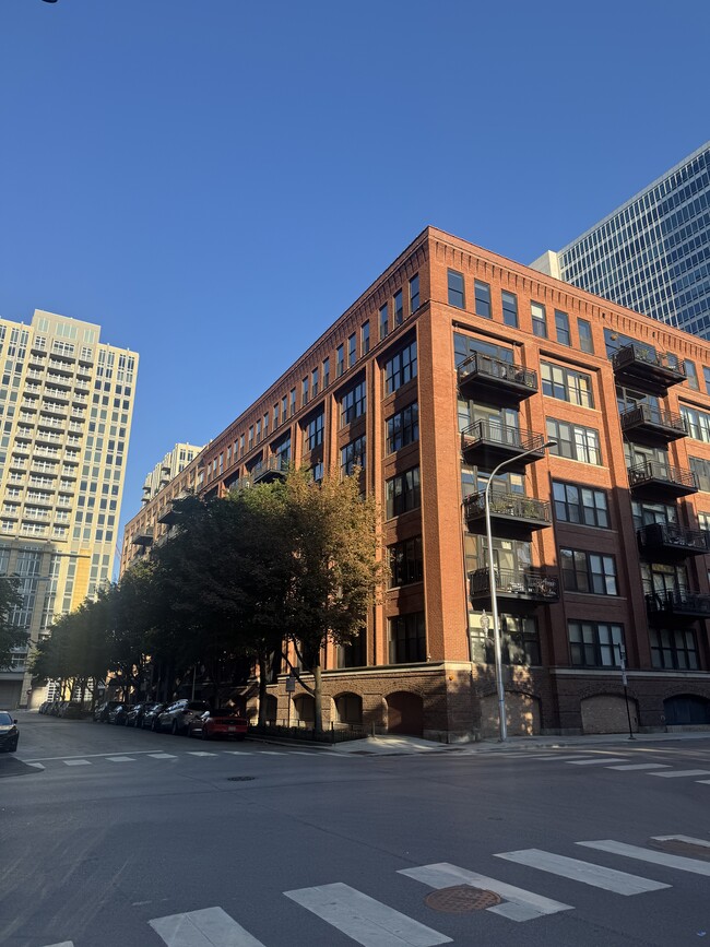 Building Photo - 525 W Superior St