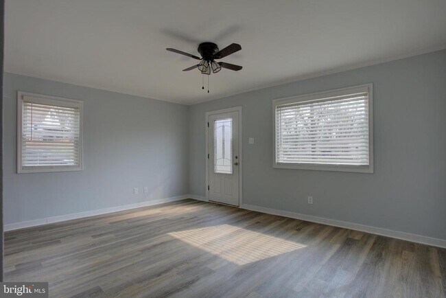 Foto del edificio - 232 Cabbel Dr