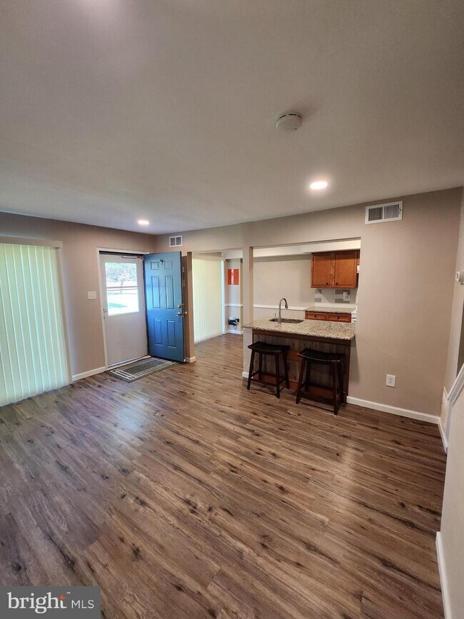 Foto del edificio - 103 Lexington Ct