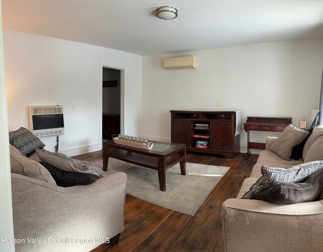 Foto del edificio - 648 Albany Turnpike