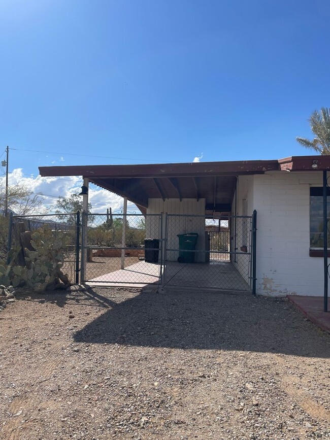 Building Photo - Lovely 3 Bedroom House with Stunning Mount...