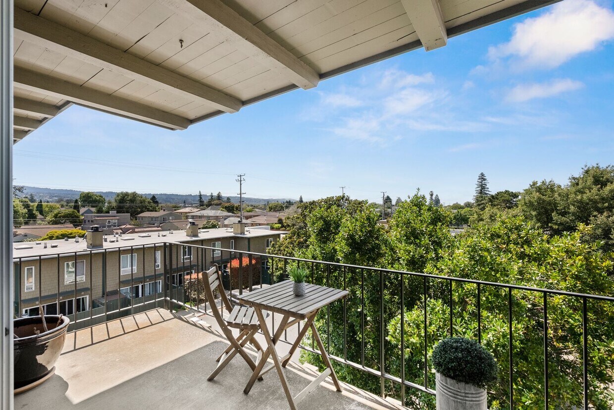Primary Photo - Top floor sunny woodlake two bedroom
