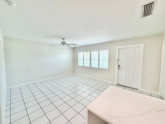 Foto del edificio - ** OLDE NAPLES ** 1 BED / 1 BATH ** CONDO ...
