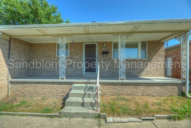 Building Photo - FOR LEASE | Mid Town | 3 Bed 2 Bath Home $...