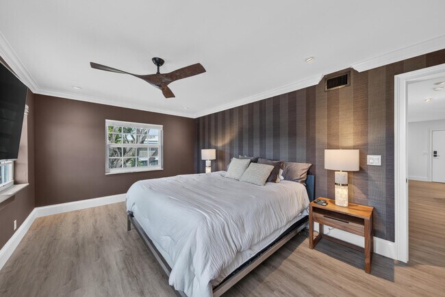 Building Photo - 6515 Bay Club Dr