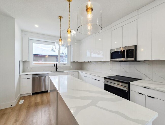 Building Photo - 3.0 bedroom in Calgary Alberta T3E 4A6