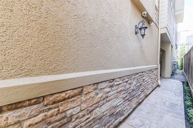 Building Photo - 407 W Bell St