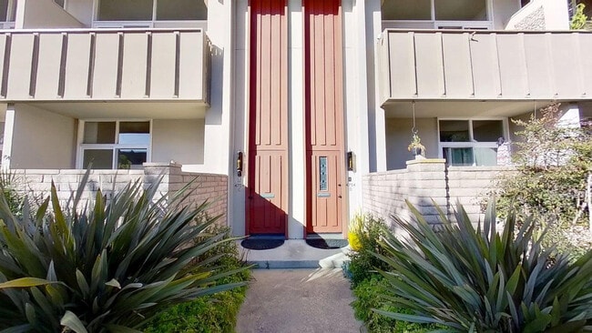 Building Photo - 4754 La Villa Marina