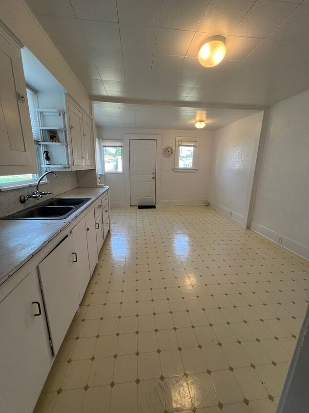 Building Photo - 2 bedroom 1 bathroom Home - Mills Addition