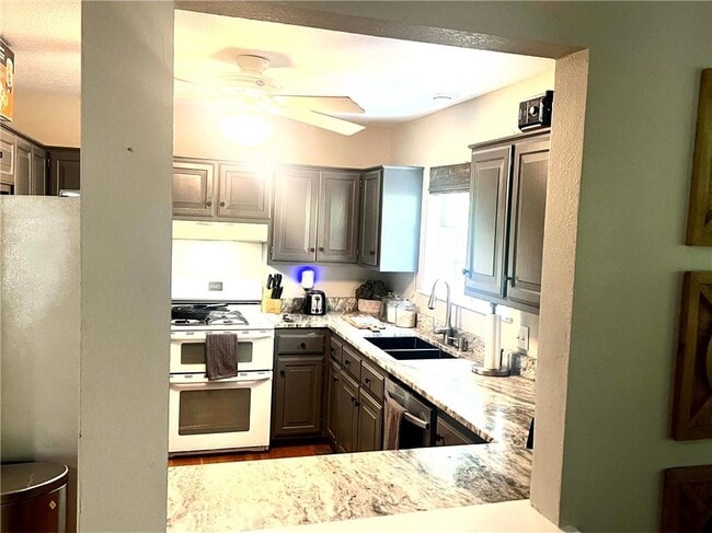 Building Photo - 1072 Valley View Dr