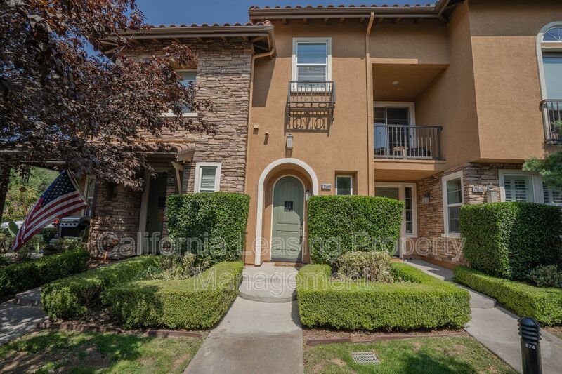 28504 Herrera St, Santa Clarita, CA 91354 Townhouse for Rent in Santa Clarita, CA