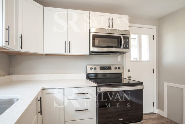 Building Photo - This home exudes a cheerful and welcoming charm!