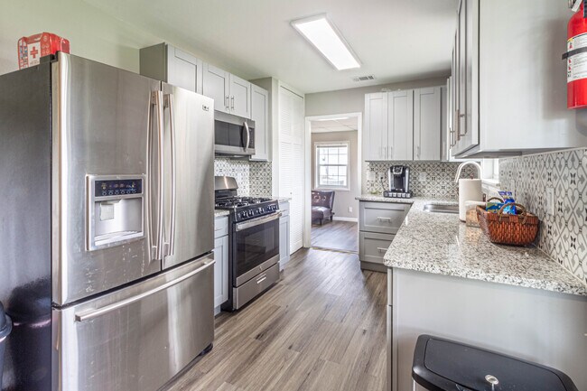 Foto del edificio - 622 Pinewood Ln