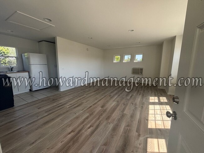 Building Photo - 01658CE