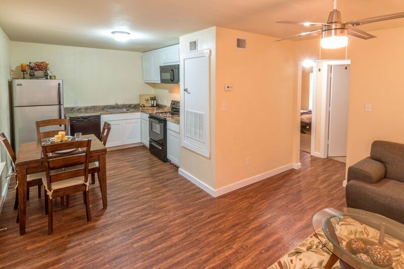 Kitchen area - 2516 Louise St