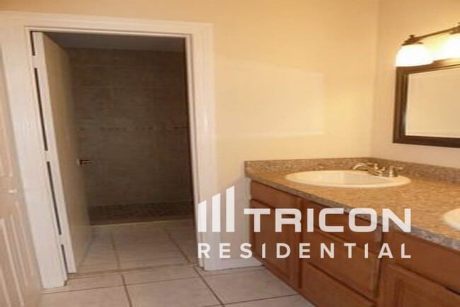 Foto del edificio - 3014 Curry Woods Dr