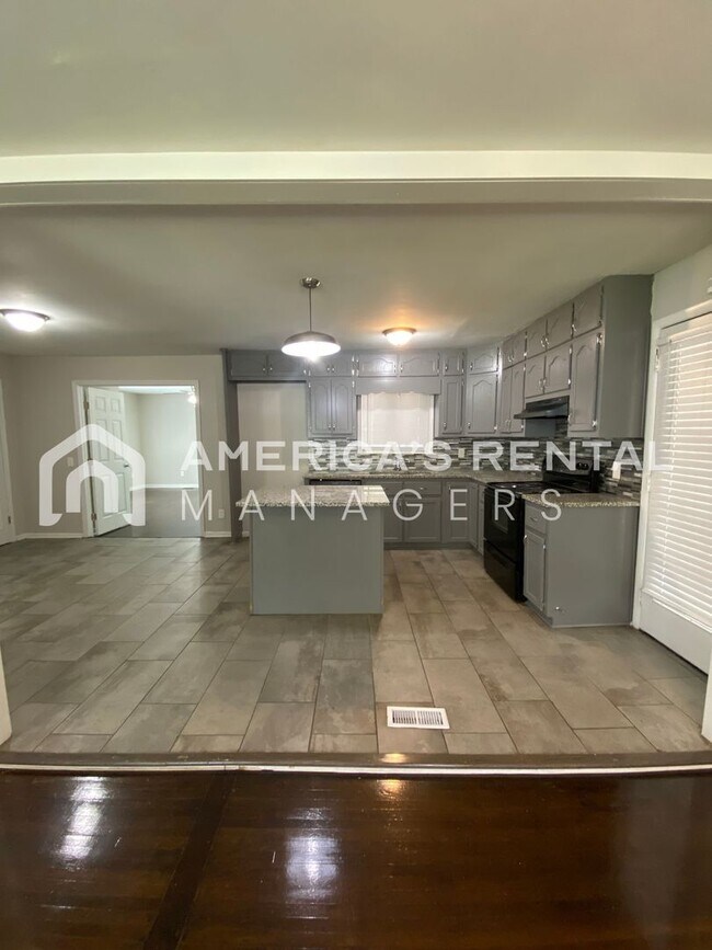 Foto del edificio - DEPOSIT PENDING! PRICE REDUCTION!!! - Home...