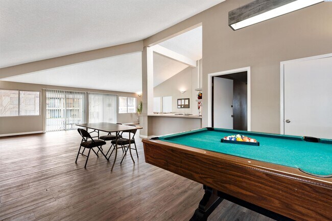 Foto del edificio - ALL UTILITIES INCLUDED/FULLY FURNISHED