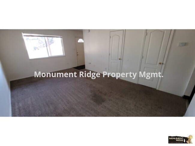Building Photo - Available Now!  2 bed, 1.5 bath Clifton Ap...