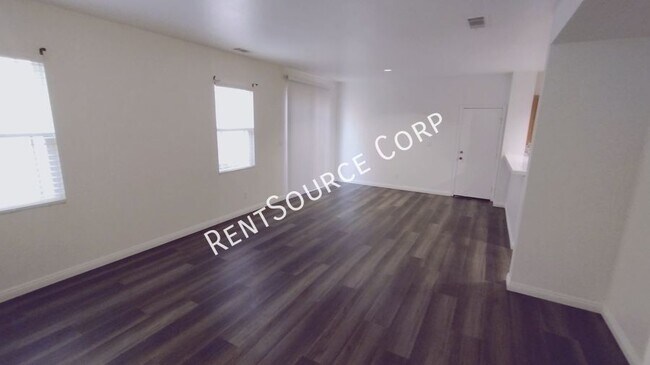 Building Photo - Beautiful 4 Bedroom 3 Bathroom Townhome fo...