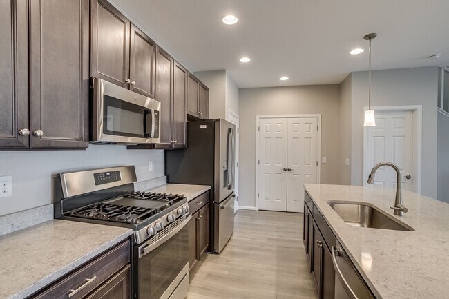 Building Photo - Spacious 4BR Townhome in Denver