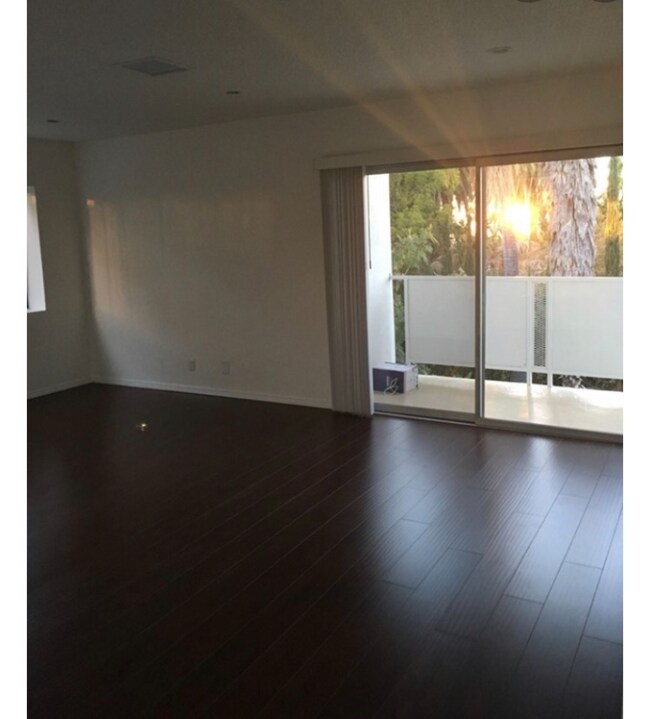 Foto del edificio - 5711 Carlton Way