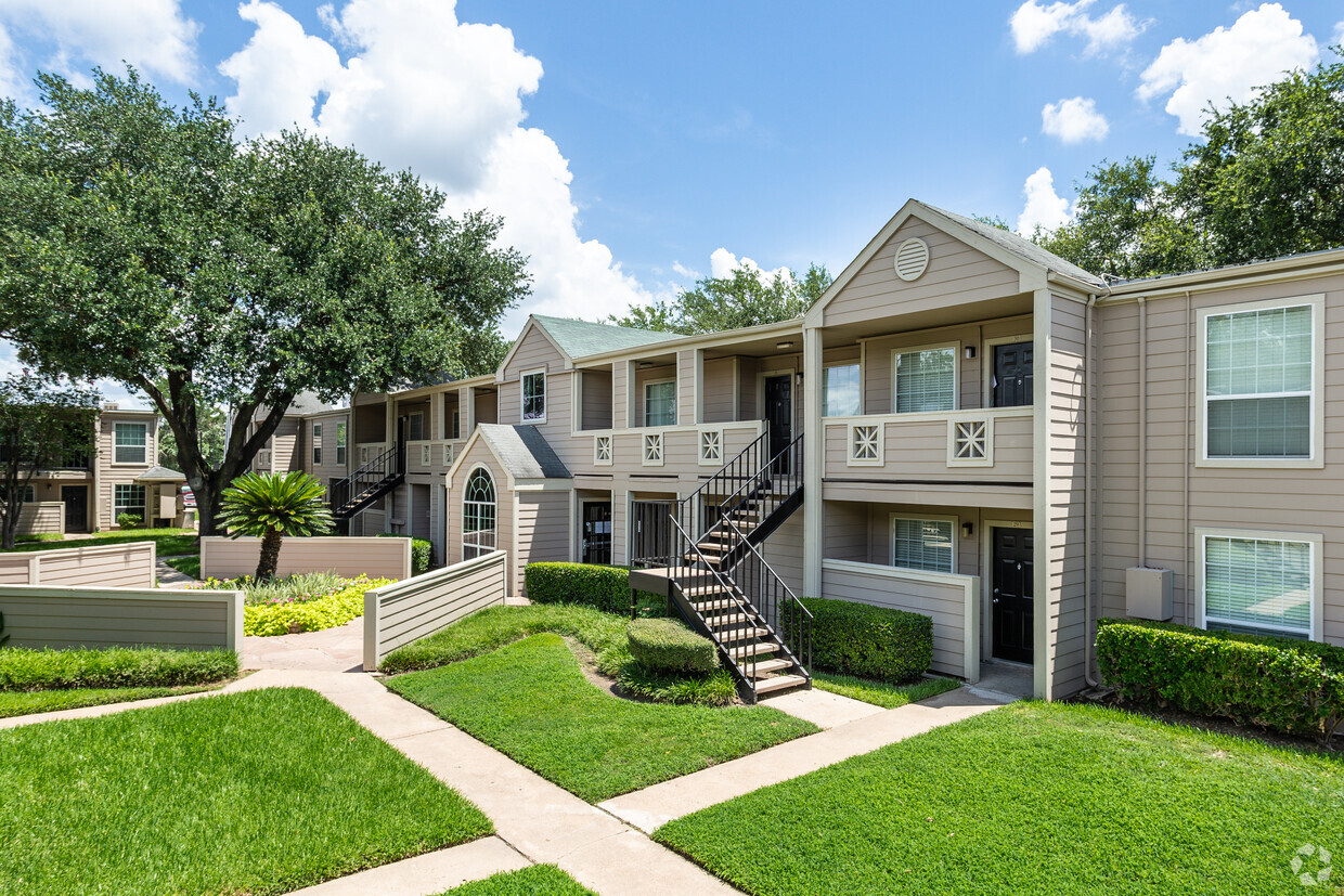 Primary Photo - Kingswood Village Apartments