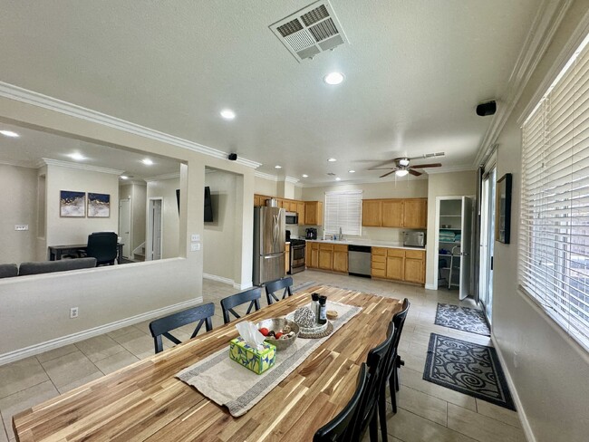 Building Photo - Elegant 4 Bed, 3 Bath Fully Furnished Hous...