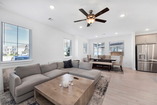 Building Photo - 10062 Rosette Dr