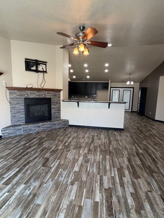 Building Photo - 4 Bedroom home in Ravenwood Estates