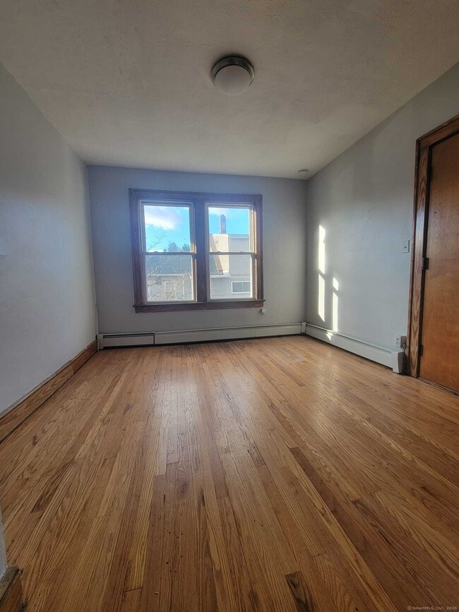 Building Photo - 1048 Broad St