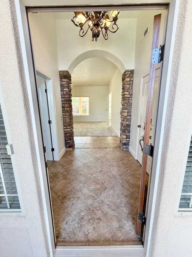 Building Photo - 988 E Silver Falls Dr