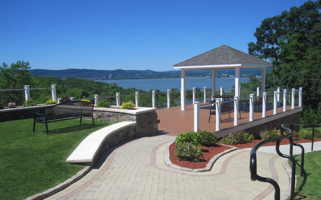 Deck overlooking the Hudson River - Springvale Apartments 55 + Apartments