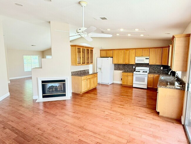 Foto del edificio - Spacious 3-Bedroom Home with Private Pool ...