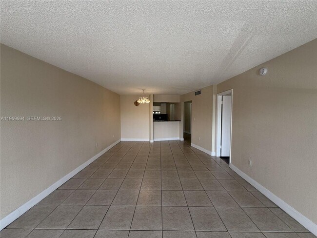 Foto del edificio - 4255 N University Dr