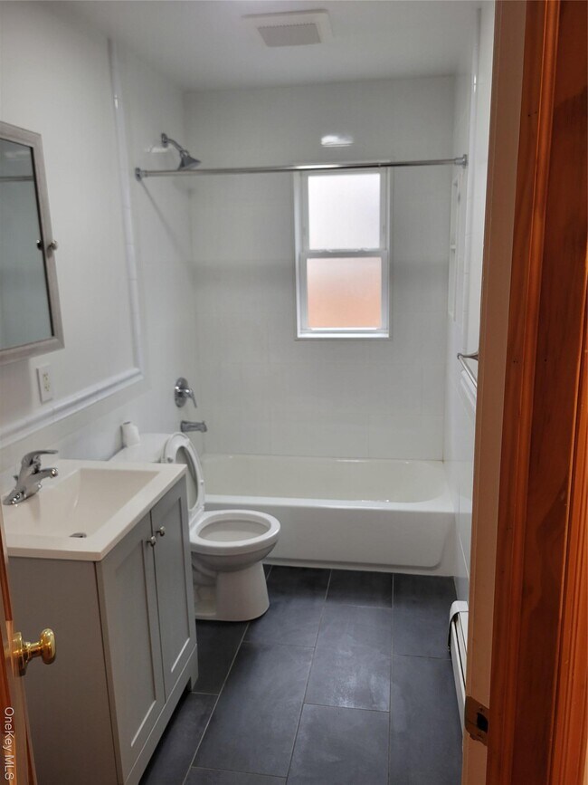 Foto del edificio - 60-06 172nd St