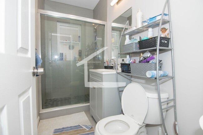 Building Photo - Large Fully Renovated. Central Heat/AC, In...