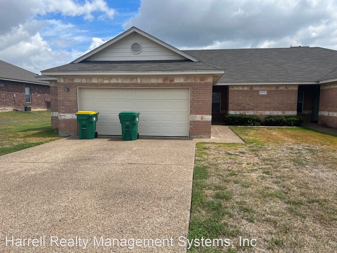 3 br, 2 bath House 732 Paso Fino Street House Rental in Robinson